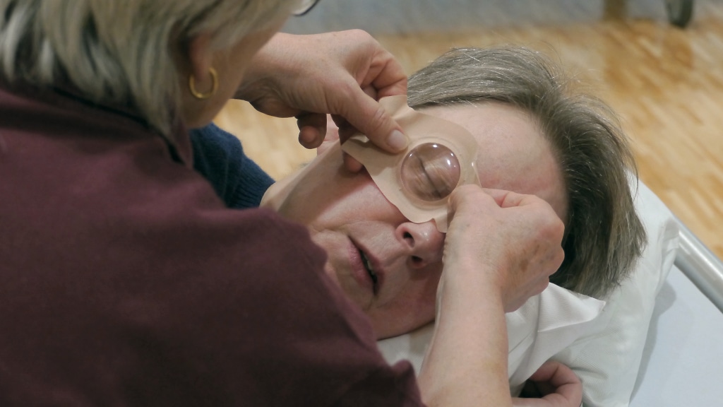 Heike Sticher demonstrates the professional application of an elastic eye dressing